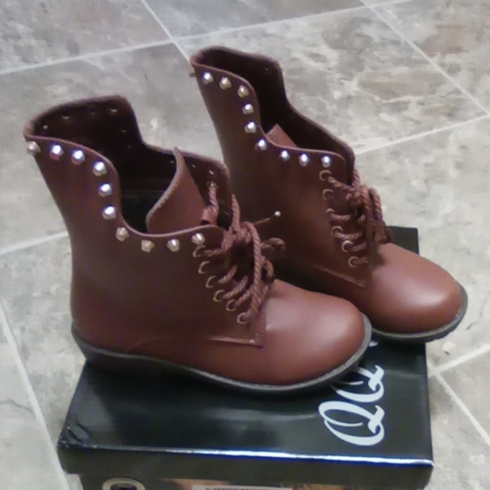 Boots - Picture 5 of 7
